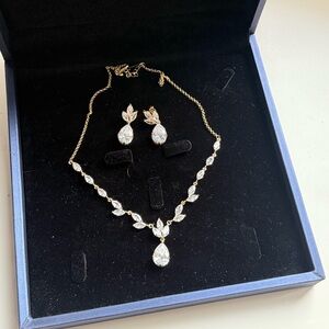 Goldtone necklace and earrings set